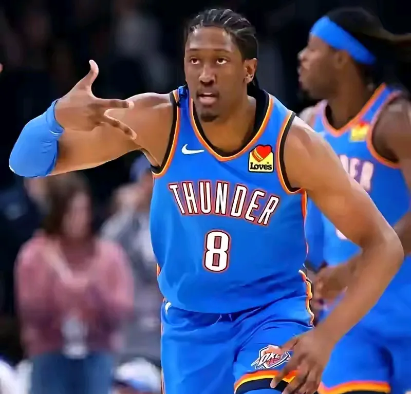 九游体育官网-俄克拉荷马雷霆迎社区盾关键赛,窗口期队长鼓劲,赛场秩序良好,身体对抗强度拉满